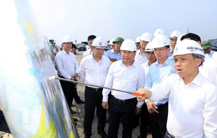 Đoàn kiểm tra thực địa tại dự án đầu tư xây dựng cầu Tứ Liên và đường hai đầu cầu.