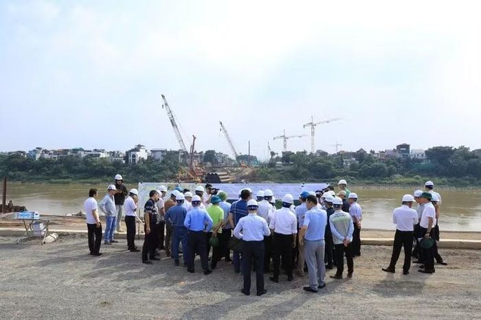Đoàn kiểm tra thực địa tại dự án đầu tư xây dựng cầu Tứ Liên và đường hai đầu cầu.