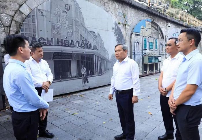 Chủ tịch Hà Nội kiểm tra thực địa khu vực 131 vòm cầu đường sắt phía Nam cầu Long Biên.