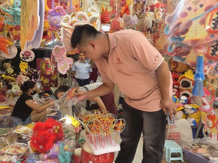 Các mặt hàng đồ chơi trẻ em phục vụ Tết Trung thu cũng được kiểm tra.