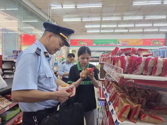 Lực lượng chức năng kiểm tra mặt hàng bánh Trung thu.(Ảnh: TG).