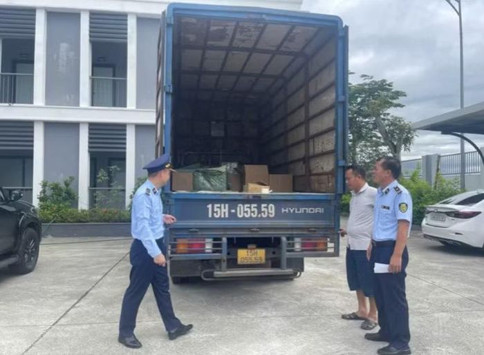 Lực lượng chức năng TP Quảng Ninh phát hiện 864 chiếc bánh Trung thu có xuất xứ nước ngoài.