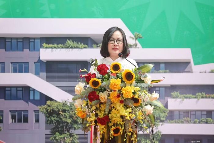 Bà Lê Thị Kim Huệ - Phó Bí thư Đảng ủy, Chủ tịch Ủy ban nhân dân phường Kim Liên phát biểu tại buổi lễ.