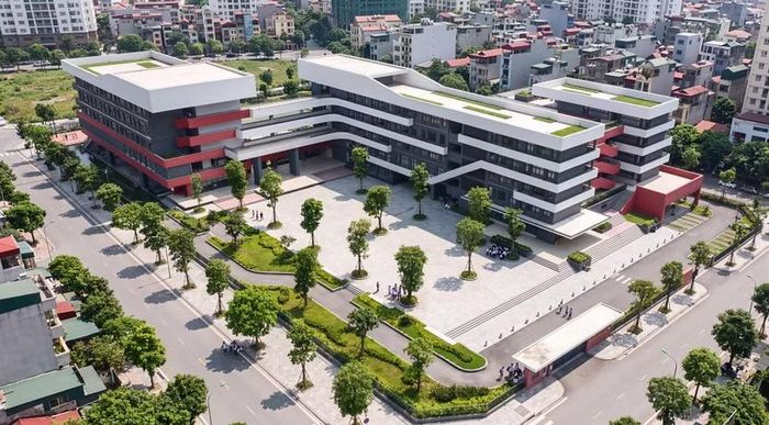 Công trình Trường THCS Kim Liên được đầu tư với quy mô 5 tầng và 1 tầng hầm, có 44 phòng học cùng các phòng chức năng.
