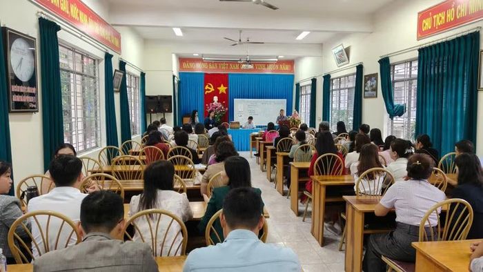 Hội đồng coi thi tổ chức phổ biến quy chế đến cán bộ, giáo viên coi thi.