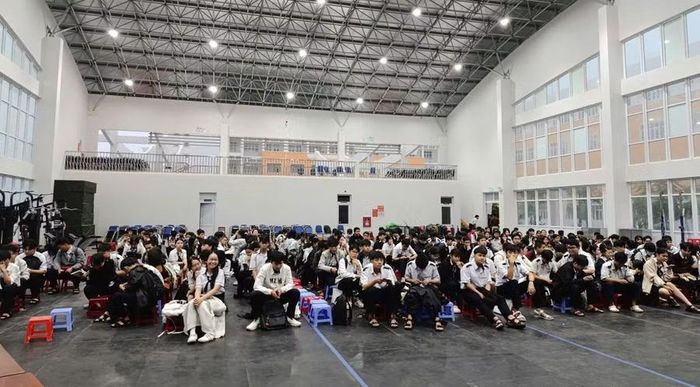 Các thí sinh tại Hội đồng coi thi Trường THPT chuyên Lương Văn Chánh.