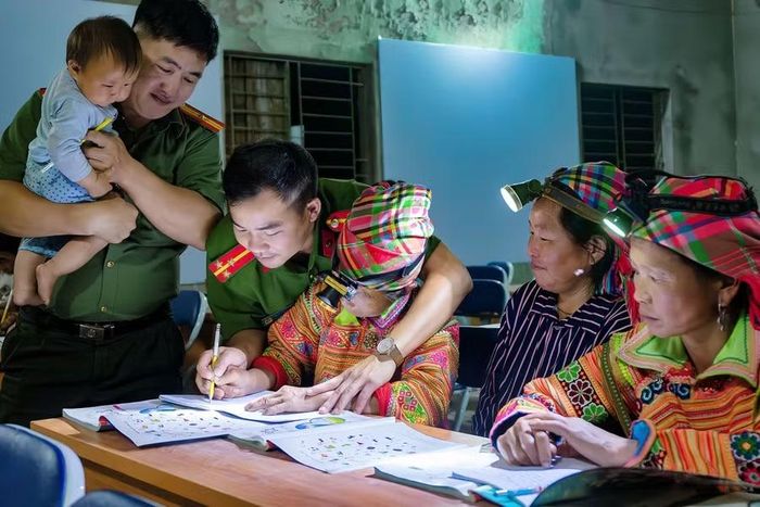 Cùng với các giáo viên, Thiếu tá Dương Văn Kháy và Thượng úy Thèn Văn Đông, cán bộ Công an xã Tân Tiến, cũng tham gia hỗ trợ lớp học.