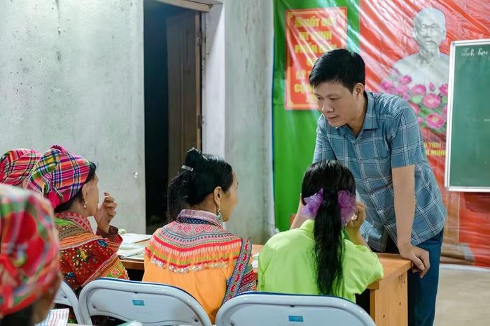 Ông Bùi Thanh Hưởng - Phó Chủ tịch UBND xã Tân Tiến chia sẻ với bà con.