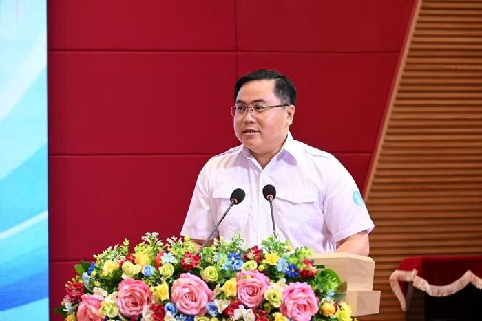 Ông Phan Thanh Trẻ, Phó Bí thư Tỉnh đoàn, Chủ tịch Hội Sinh viên Việt Nam tỉnh Vĩnh Long phát biểu tại buổi đối thoại.