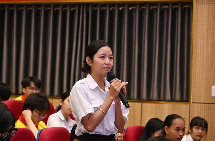 Sinh viên Trường Đại học Cửu Long đặt câu hỏi cho ban tổ chức.