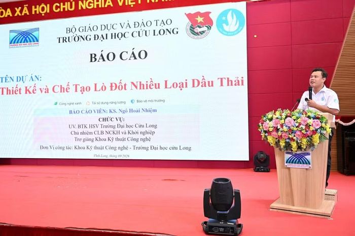 Ông Ngô Hoài Nhiệm (Đoàn Trường Đại học Cửu Long) trình bày Dự án thiết kế, chế tạo lò đốt nhiều loại dầu thải, hiệu suất cao, giảm phát thải.