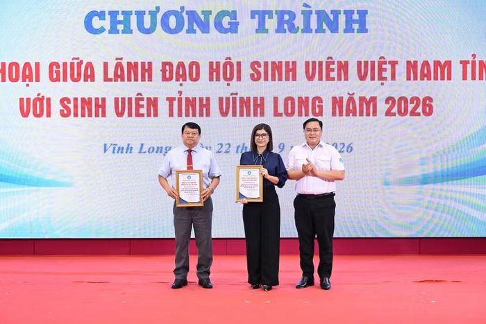 Trao thư cảm ơn cho đơn vị đồng hành.