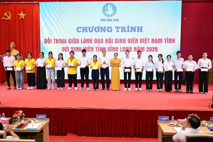 Trao học bổng cho sinh viên có hoàn cảnh khó khăn.
