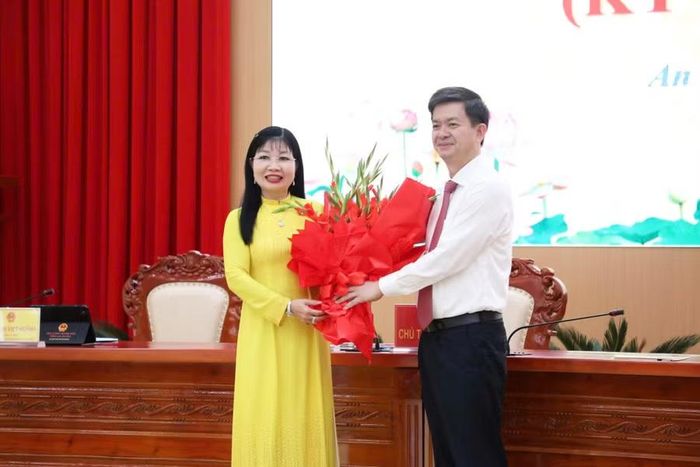 Ông Lê Quang Tùng, Bí thư Tỉnh ủy An Giang, tặng hoa chúc mừng bà Trần Thị Thanh Hương.