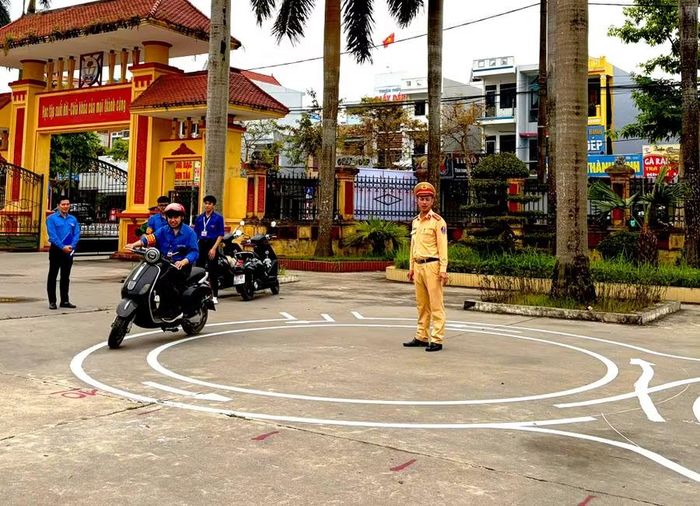 Phòng CSGT (Công an tỉnh Hưng Yên) hướng dẫn hướng dẫn kỹ năng lái xe an toàn cho học sinh. Ảnh tư liệu