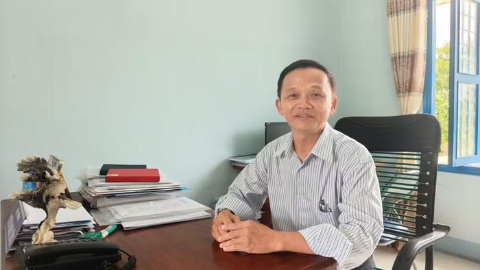 Nhà giáo Ưu tú Bùi Văn Son - Phó Hiệu trưởng Trường THCS Nguyễn Thị Định.