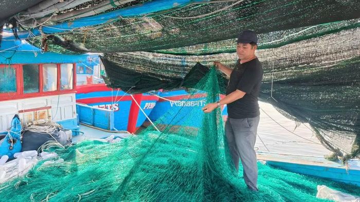 Ông Nguyễn Văn Máy chuẩn bị cho kỳ biển tháng tới.
