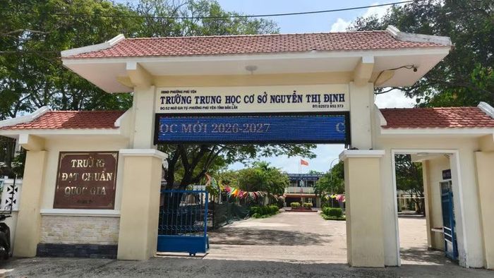 Trường THCS Nguyễn Thị Định (điểm chính) nơi có 35-40% học sinh có cha mẹ làm nghề biển.