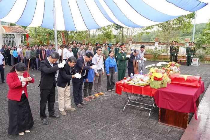 Chính quyền địa phương và người dân dâng hương liệt sĩ.