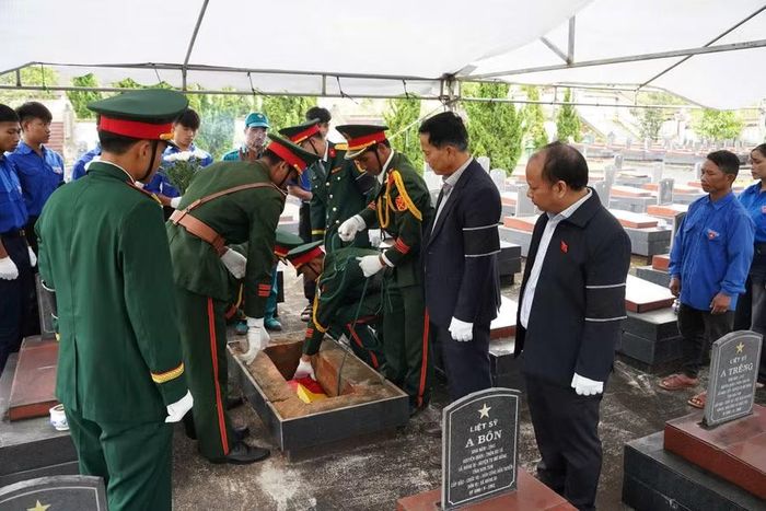 An táng hài cốt liệt sĩ A Ngõa.
