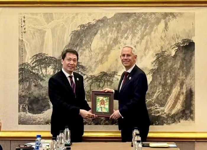 Thứ trưởng Phạm Quang Hưng và Bộ trưởng Kỹ năng và Đào tạo Australia Andrew Giles tại cuộc gặp song phương bên lề hội nghị.