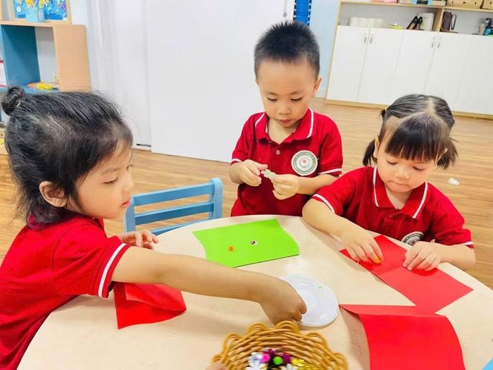 Công việc chăm sóc, giáo dục trẻ mầm non có nhiều vất vả, đặc thù. Ảnh minh họa: Đình Tuệ.