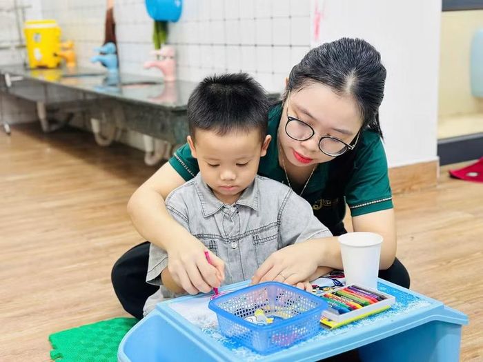 Cô và trẻ tại Trường Mầm non Tuổi Thần Tiên (Thanh Hóa). Ảnh: NTCC.