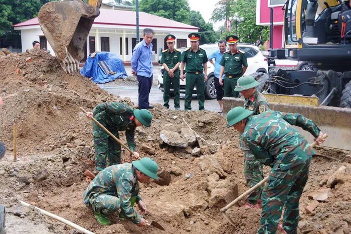 Đại tá Trương Viết Hải, Chính ủy Bộ Chỉ huy Quân sự tỉnh Quảng Trị kiểm tra hiện trường tìm kiếm hài cốt liệt sĩ. Ảnh: Xuân Diện