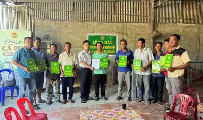 Trao Quyết định cho các thành viên tổ hội nông dân.