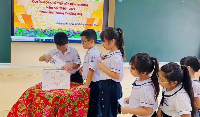 Học sinh Trường Tiểu học Đồng Hải, phường Đồng Hới hưởng ứng chương trình ủng hộ các bạn có hoàn cảnh khó khăn.