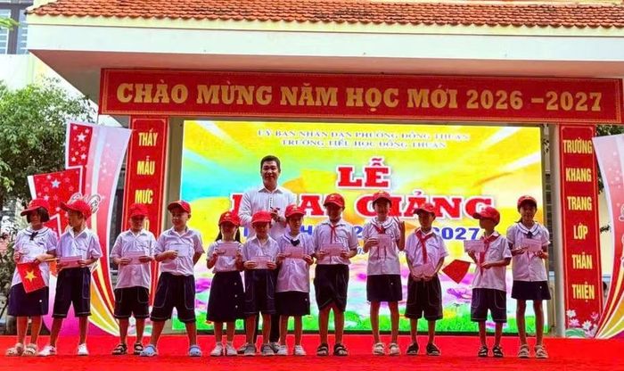 Những món quà yêu thương động viên học sinh khó khăn.