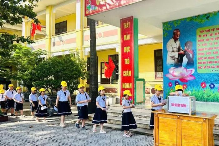 Học sinh của trường hưởng ứng đợt quyên góp.
