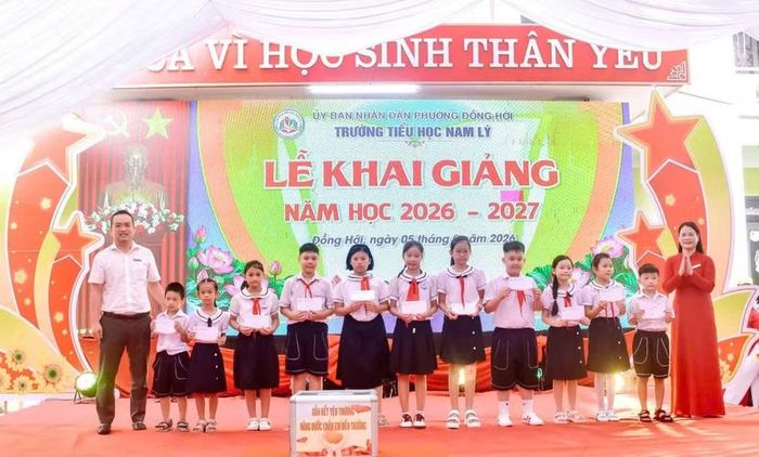 Những món quà yêu thương được học sinh chuẩn bị kỹ lưỡng.