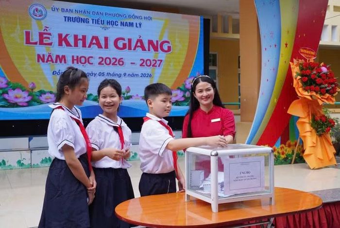 Học sinh các trường ở Quảng Trị chung tay gây quỹ giúp các bạn học có hoàn cảnh khó khăn.