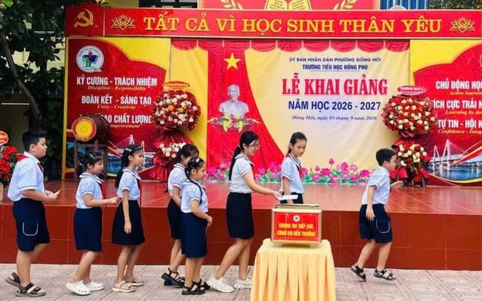 Học sinh Trường Tiểu học Đồng Phú chung tay ủng hộ các bạn có hoàn cảnh khó khăn.