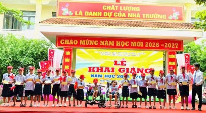 Học sinh khó khăn Trường Tiểu học Đồng Thuận được động viên nhân dịp khai giảng.