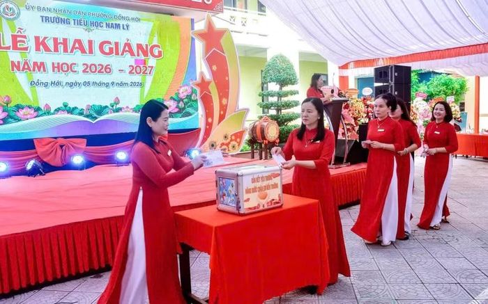 Cán bộ, giáo viên Trường Tiểu học Nam Lý quyên góp hỗ trợ học sinh.