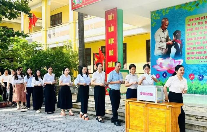 Cán bộ, giáo viên chung tay ủng hộ.