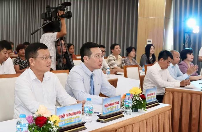 Đại biểu dự chương trình.