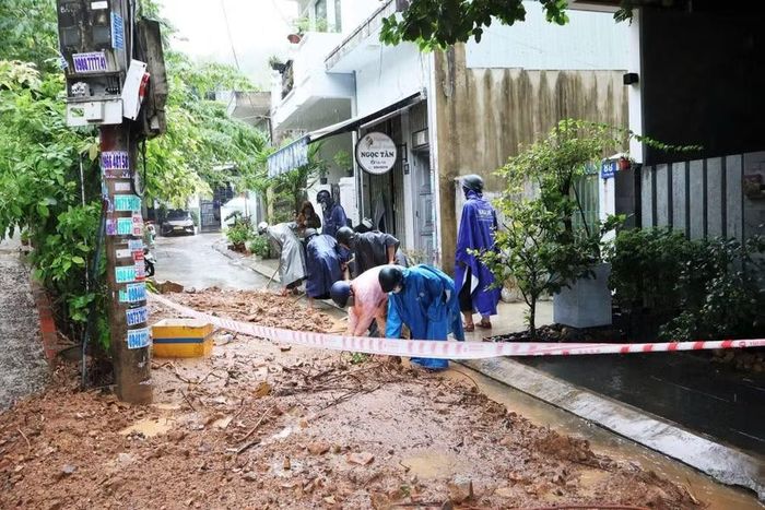 Mưa lớn trong ngày 21/9 khiến một số khu vực bị sạt lở, đất tràn xuống mặt đường.