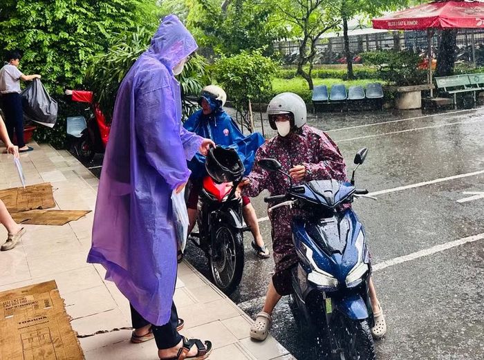 Phụ huynh TPHCM đưa con đến trường.