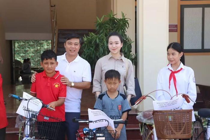 Các doanh nghiệp trao xe đạp hỗ trợ cho học sinh.