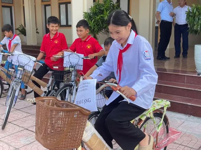 Em Võ Minh Thanh Trúc (HS lớp 6, Trường THCS Kỳ Xuân, Hà Tĩnh) háo hức đón bên chiếc xe đạp mới.