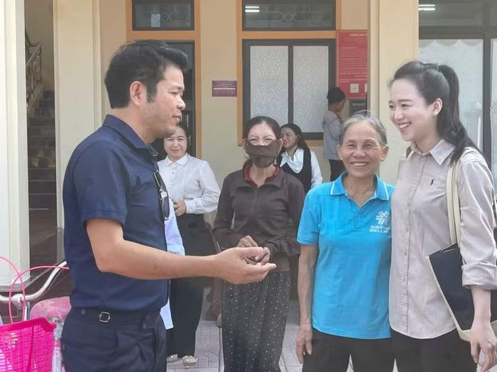 Bà Nguyễn Thị Cương (76 tuổi) chia sẻ niềm vui mừng khi cháu gái nhận được chiếc xe đạp mới.