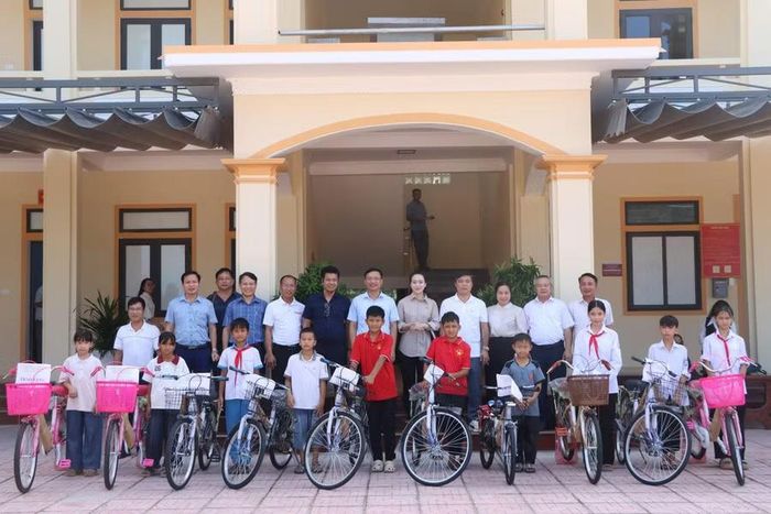 Đại diện Báo Giáo dục và Thời đại cùng các doanh nghiệp, đại diện lãnh đạo UBND xã Kỳ Xuân trao tặng xe đạp đến học sinh khó khăn trên địa bàn.