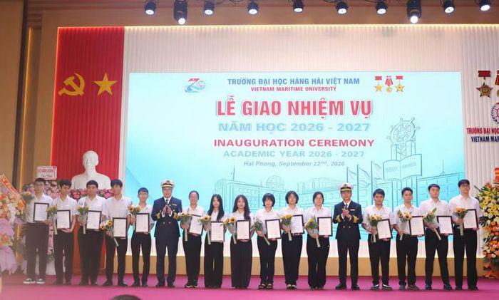 Lãnh đạo nhà trường tặng khen tân sinh viên Khoá 67 đạt điểm cao.