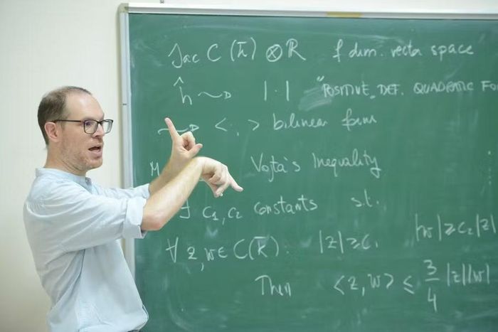 Giáo sư nước ngoài dạy bồi dưỡng môn Toán bằng tiếng Anh cho giảng viên, sinh viên nhà trường.