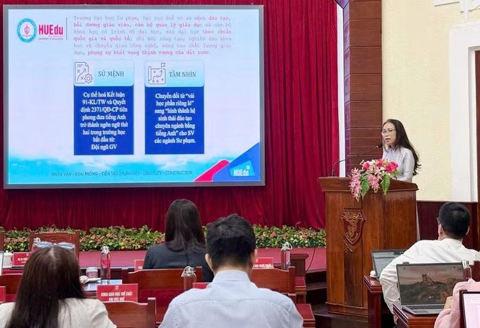 PGS.TS Nguyễn Thị Kim Thoa, Trưởng phòng Đào tạo đại học và Công tác sinh viên, Trường ĐH Sư phạm Huế báo cáo tại Hội nghị về công tác bồi dưỡng tiếng Anh cho đội ngũ giáo viên.