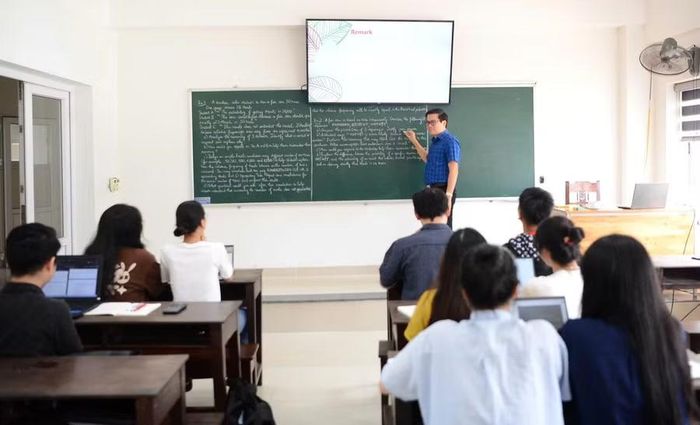 PGS.TS Trần Kiêm Minh, Trưởng Khoa Toán học, Trường ĐH Sư phạm Huế dạy lớp Toán học đào tạo bằng tiếng Anh cho sinh viên.