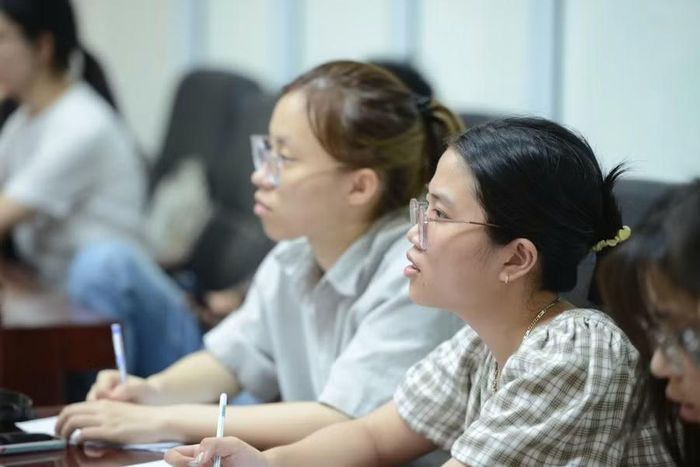 Các sinh viên Trường ĐH Sư phạm Huế được đào tạo chuyên ngành bằng tiếng Anh tại trường.
